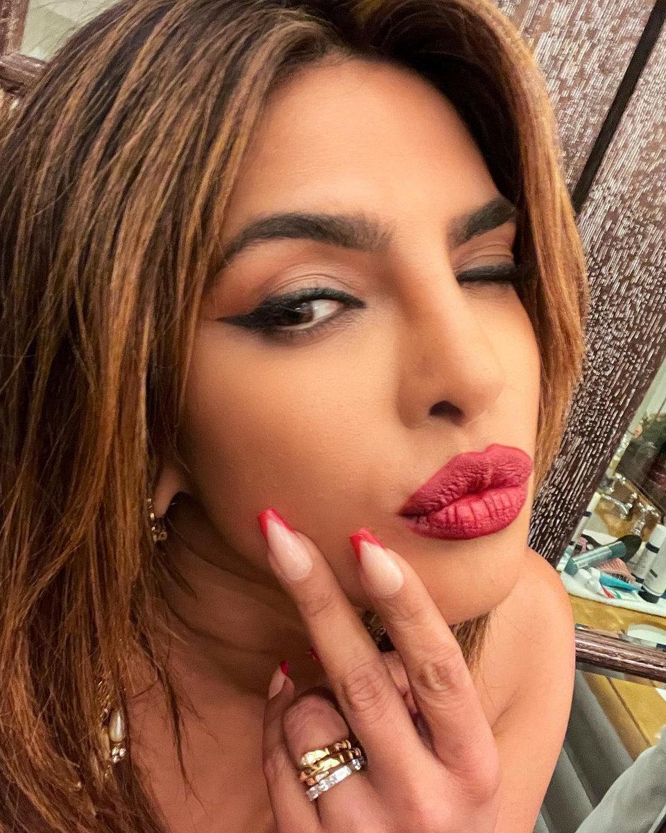 PriyankaDaily's tweet photo. Gorgeous π β via @priyankachopra instagram https://t.co/bcgfj5EUN6