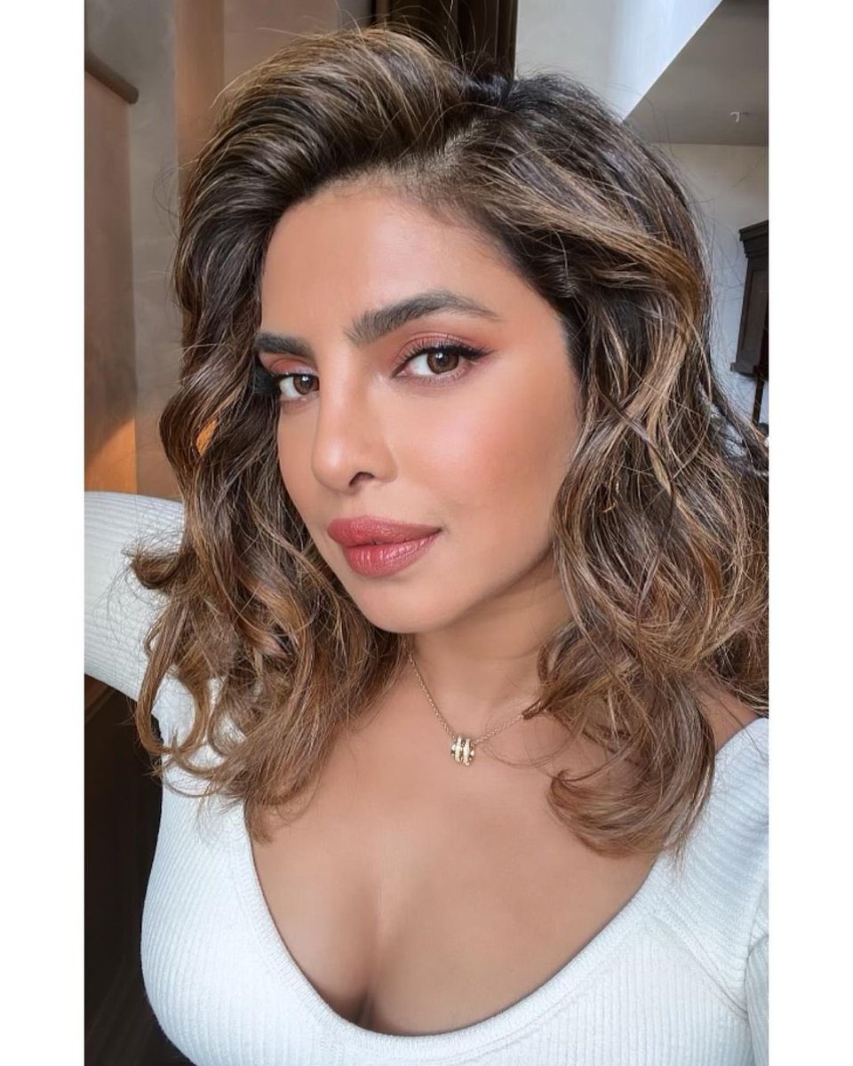 PriyankaDaily's tweet photo. Gorgeous π β via @priyankachopra instagram https://t.co/bcgfj5EUN6