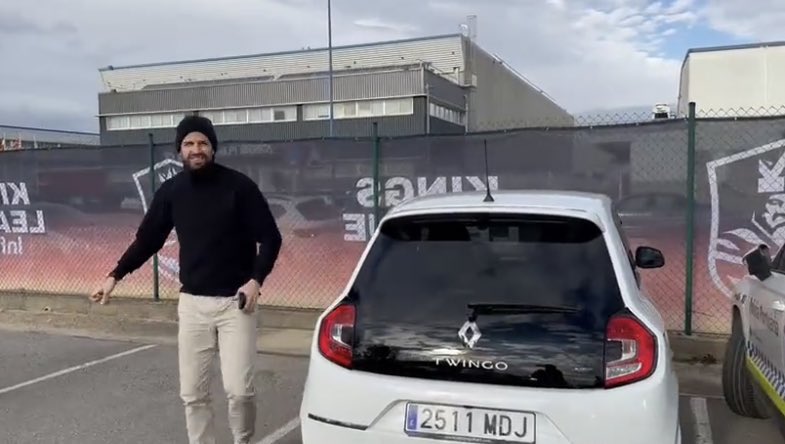 george_energym's tweet photo. Le tocó retirarse del fútbol antes de tener que ponerse una camiseta con el nombre de Shakira.
Se tuvo que cambiar de reloj en plena transmisión.
Y ahora le tocó bajarse de sus autos de lujo para andar en un Twingo.
Definitivamente Shaki lo enterró vivo. 😂 https://t.co/x0RkYIZGk8