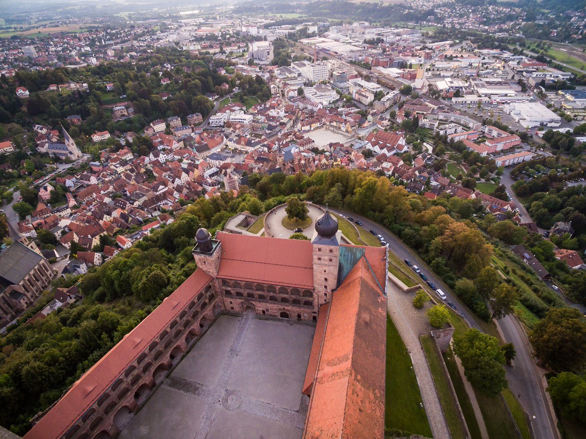 Plassenburg's tweet photo. gewaltig sieht sie von oben aus, die #Plassenburg über #Kulmbach. Die DVD mit spektakulären Luftaufnahmen und der Stimme von Karl-Theodor zu Guttenberg gibt´s direkt beim Verein Freunde der Plassenburg oder im Regionalversand heij-mart https://t.co/KRDHWFBH6J https://t.co/pzDAn9eugT