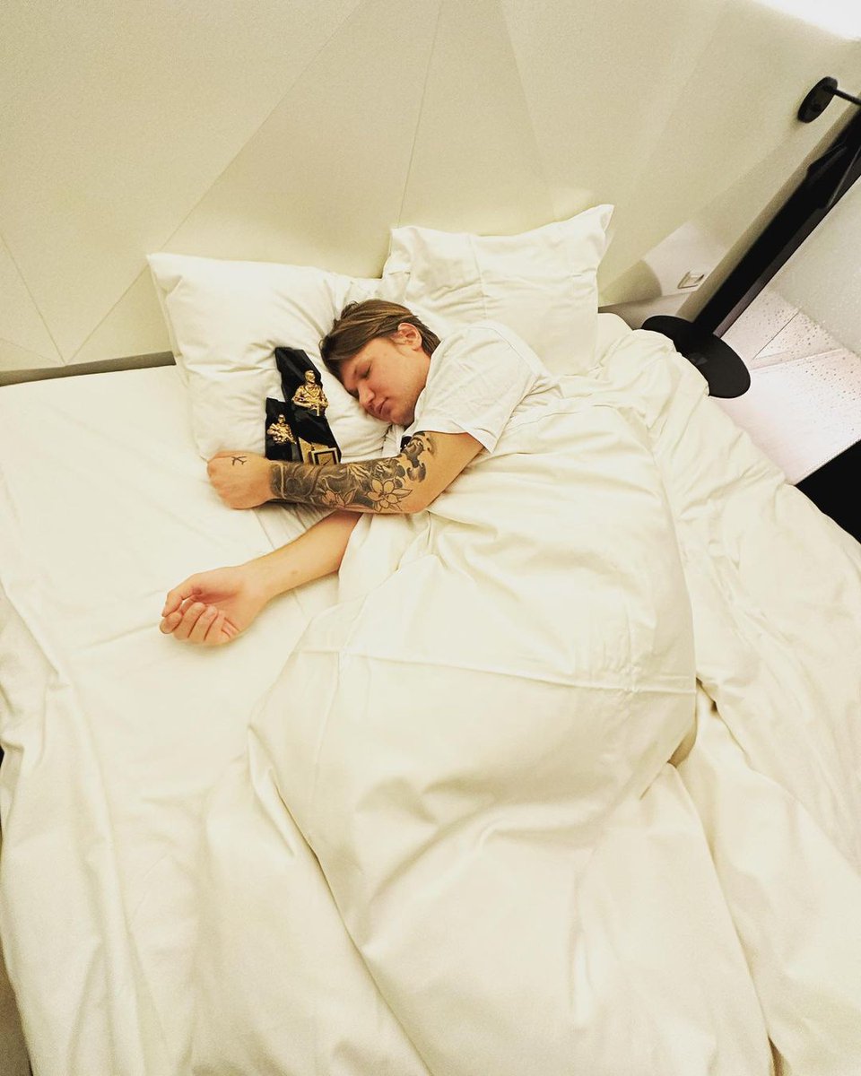 HLTVorg's tweet photo. How I sleep knowing I am the world's No. 1 player 😴 https://t.co/odPnUTmRUX