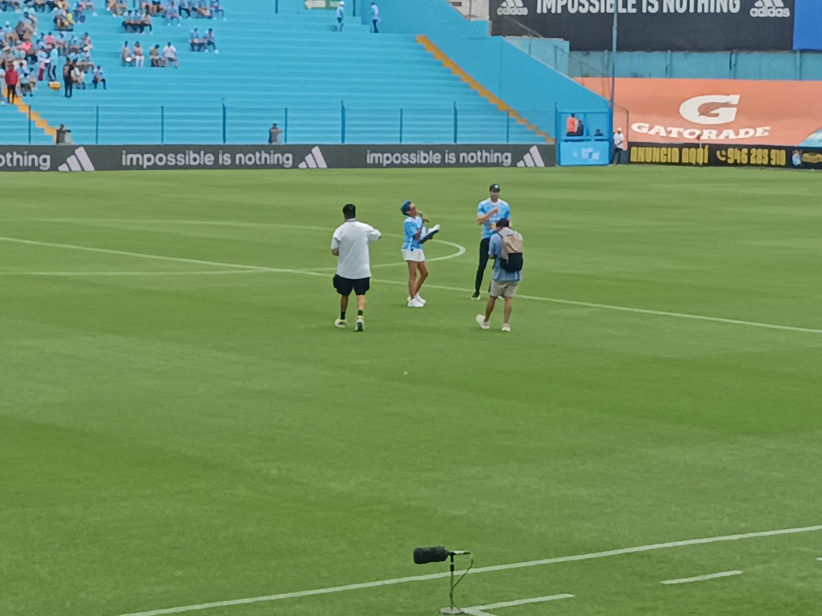 RadioPCeleste's tweet photo. La gran Bettina acompañada de Guty  en la animación
#FuerzaCristal
@ClubSCristal https://t.co/Dmf9CiPB0A