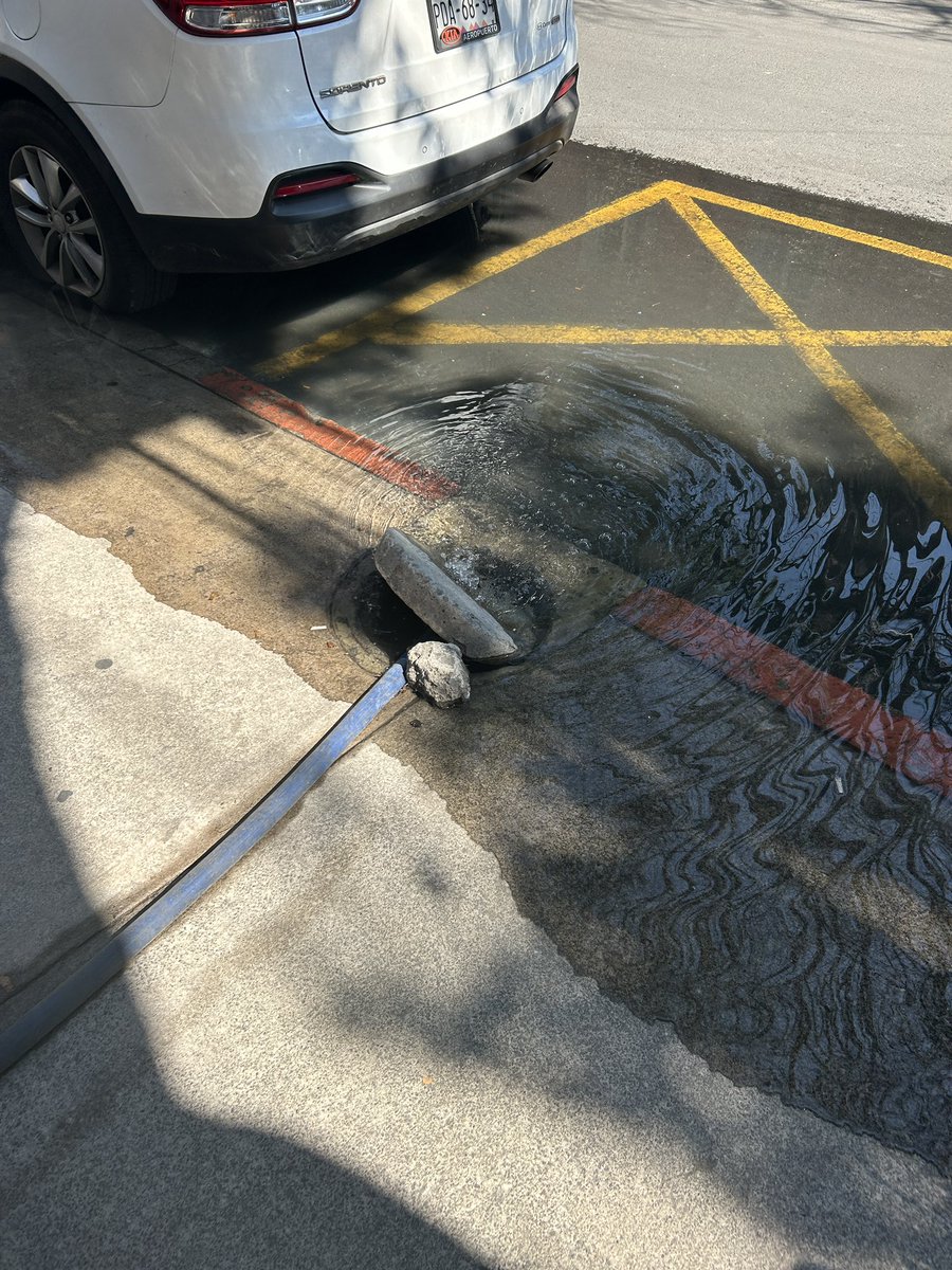 daringmoon's tweet photo. @SacmexCDMX hola! Hay dos fugas de agua en la calle Cozumel. https://t.co/x6fixeroch