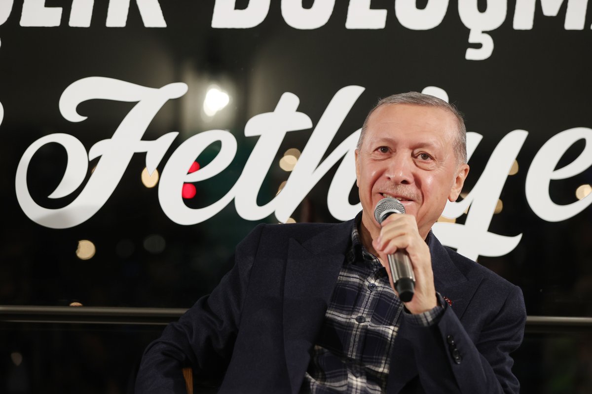 Akparti's tweet photo. Genel Başkanımız ve Cumhurbaşkanımız Recep Tayyip Erdoğan, Gençlik Kolları Başkanlığımızın düzenlediği Muğla Gençlik Buluşması'nda, Fethiye ilçesinde gençlerle bir araya geldi. https://t.co/dutQXnwfl7