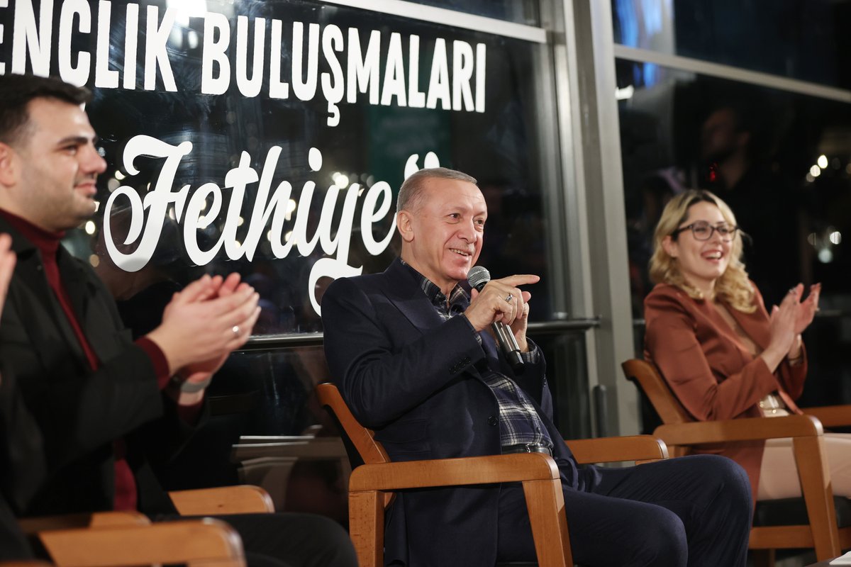 Akparti's tweet photo. Genel Başkanımız ve Cumhurbaşkanımız Recep Tayyip Erdoğan, Gençlik Kolları Başkanlığımızın düzenlediği Muğla Gençlik Buluşması'nda, Fethiye ilçesinde gençlerle bir araya geldi. https://t.co/dutQXnwfl7