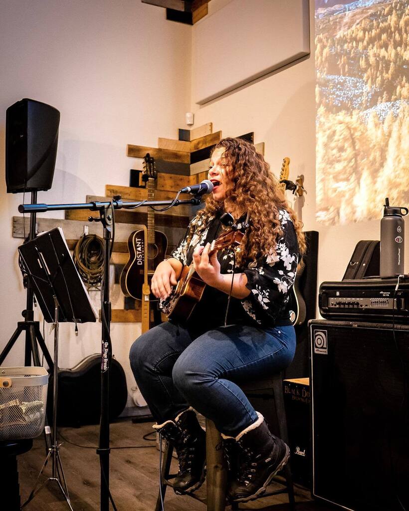 It’s Sunday Funday!! And what a fun time it has been with all this fresh snow ☃️ After you dig your car out, play outside for a bit, head our way for a cold beer, tasty food AND live music tonight!

@elizabethpetramusic is playing for us from 6-9pm and she keeps the good tim…