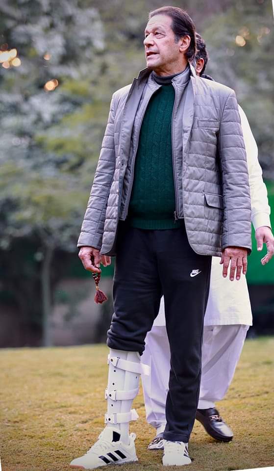 PTIKarakIK's tweet photo. الحمداللہ آج چیئرمین پاکستان تحریک انصاف عمران خان نے زمان پارک میں پیدل واک کی۔
آہستہ آہستہ پاؤں پر وزن ڈالنا شروع کردیا۔

#کراچی_کپتان_کا
#Karachi #Election #Elections #LBElection https://t.co/xX8ZSIANA1
