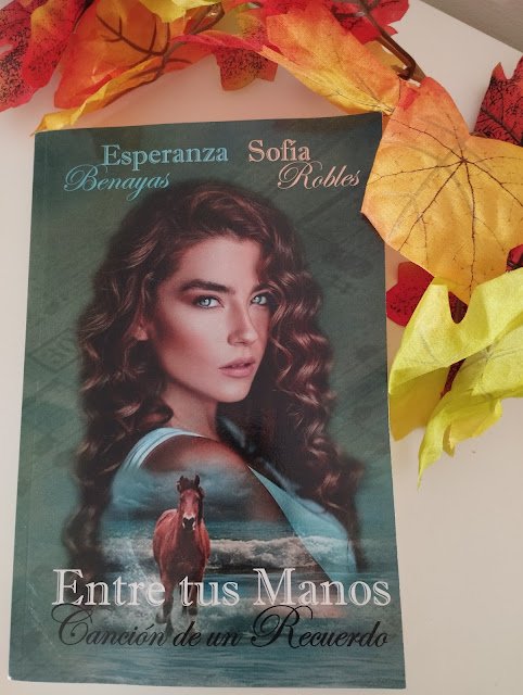 Hoy quiero hablaros de una novela que incluso tiene música propia.  <a href="/Esperanzabenaya/">Esperanza Benayas</a> y <a href="/sofia_robles5/">Sofía Robles</a>. nos regalan una historia preciosa donde confluyen vidas unidas por un hilo invisible. Bonita, emotiva, viva, cercana.

pergaminodesuenos.blogspot.com/2023/01/entre-…