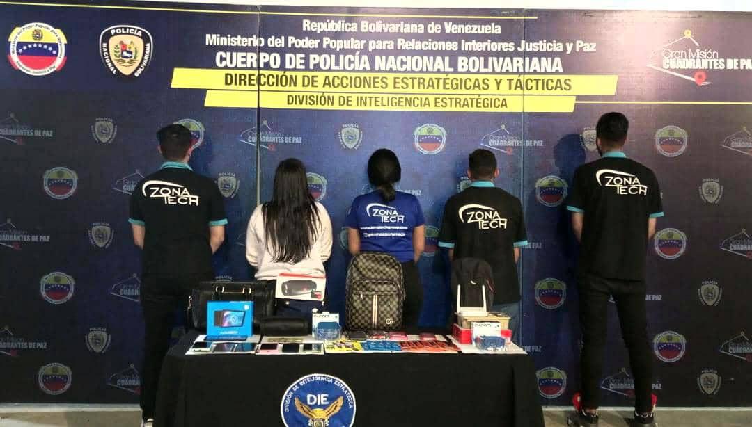 MijpVzla's tweet photo. #15Ene || Funcionarios(as) pertenecientes a la Dirección de Inteligencia Estratégica de @pnbvzla capturaron a 5 personas presuntamente responsables del hurto agravado de equipos tecnológicos, en las tiendas #ZonaTech y #ZonaCell.
#MaestrosDeLaPatria https://t.co/KndHp3tixM