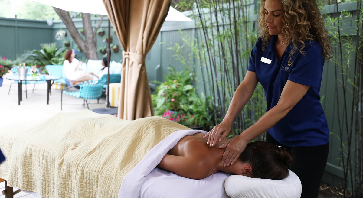 Self-care Sunday is the perfect way to unwind and prepare for the upcoming week! Browse our world-renown facials and other spa treatments when visiting bit.ly/3DreyD4 🌼