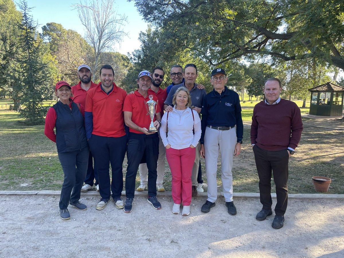 icavgolf's tweet photo. El equipo de @icavgolf @ICAV_abogacia se impone al equipo del @IICOMV por 3 a 2 en la primera jornada Ryder y retiene la copa que se disputan entre los dos equipos cada vez que se enfrentan desde el año 2013. https://t.co/mWIUTiFQPe