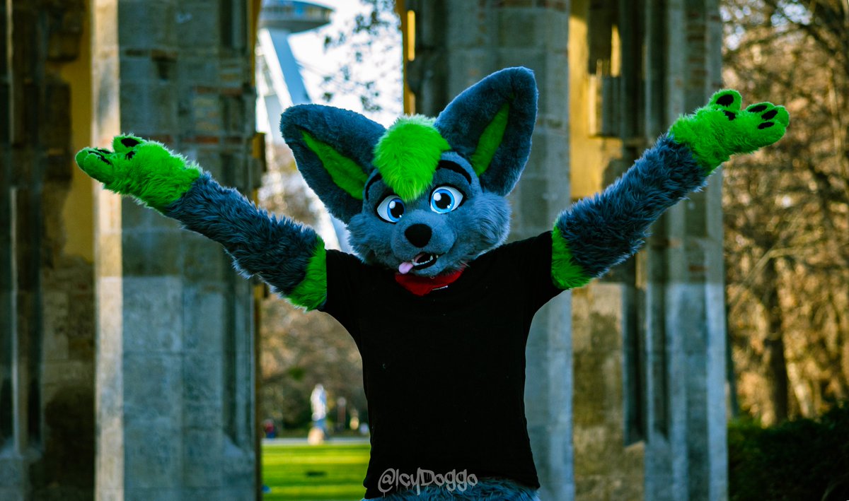 Come and get your hugs !

Suiter:
@/dre_the_fox