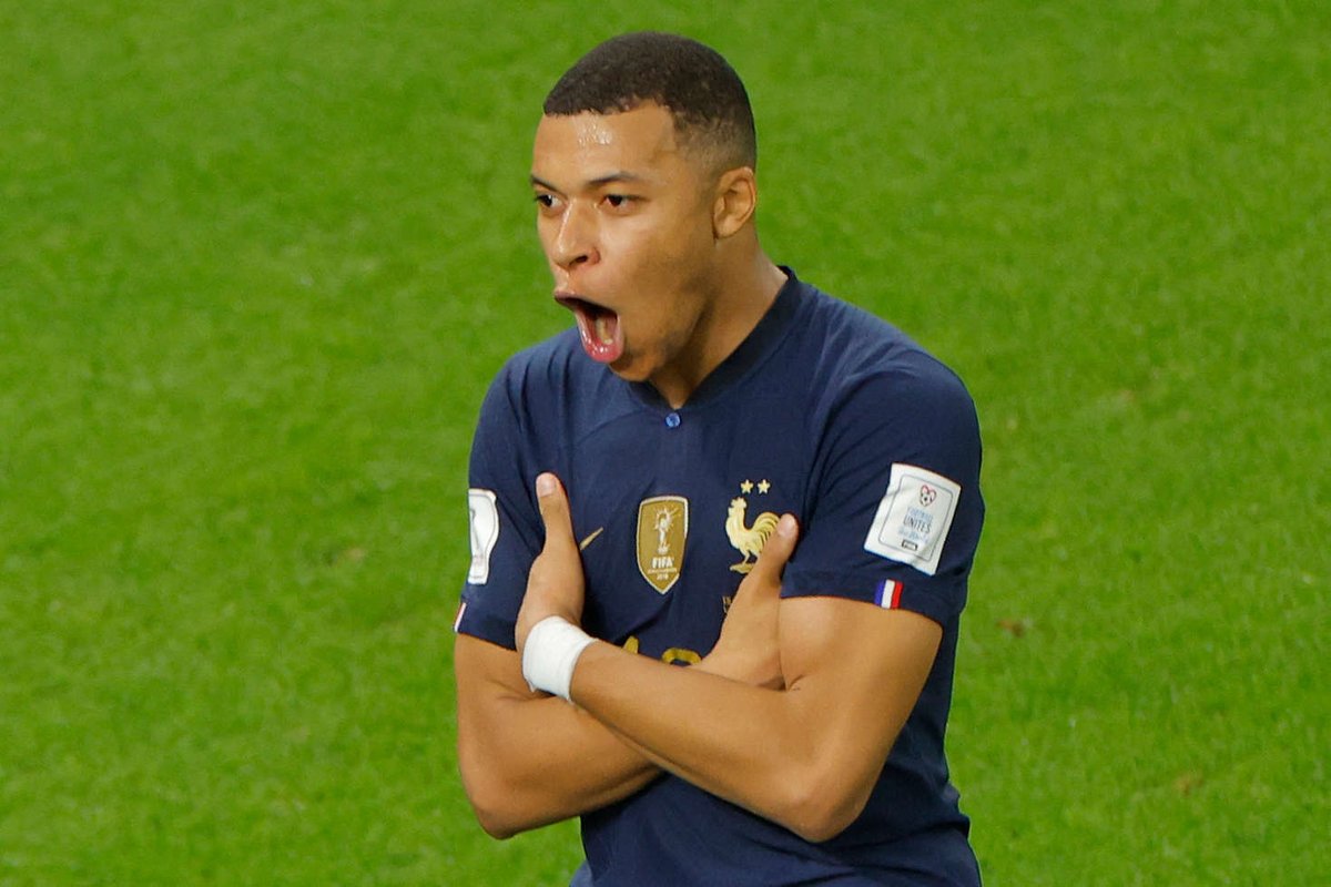 actubleus_'s tweet photo. 🇨🇵 Qui doit être le nouveau capitaine de l'Équipe de France ? 🤔

Varane 🔄                  Mbappé ❤ https://t.co/A9T0nyg5G2