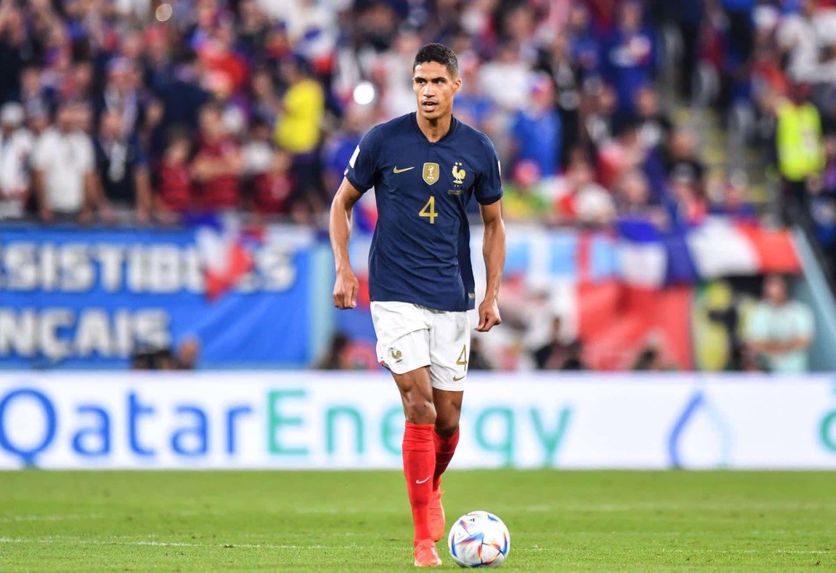 actubleus_'s tweet photo. 🇨🇵 Qui doit être le nouveau capitaine de l'Équipe de France ? 🤔

Varane 🔄                  Mbappé ❤ https://t.co/A9T0nyg5G2