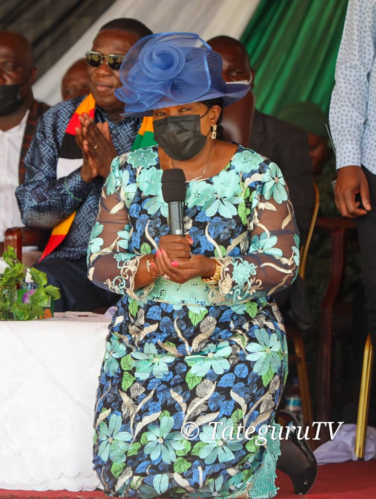 TendaiChirau's tweet photo. Today I joined  thousands of pple  from all walks of life who  converged in Mapanzure village at Lundi Primary School ,to appreciate initiatives and projects spearheaded by our First Lady Dr  Mnangagwa.The highly attended  event was organised by Midlands Leadership. https://t.co/XzJTEAI4bg