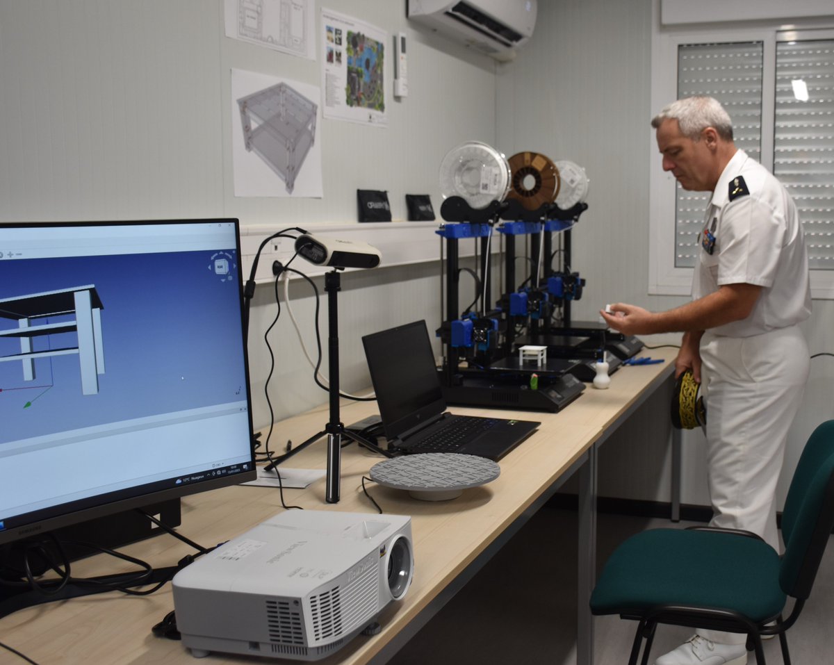 RSMA_Gy's tweet photo. Lancement du #Fablab en partenariat avec la #fondationorange. Il aura pour ambition de favoriser l'inclusion numérique, de lutter contre l'illectronisme pour lever les freins à l'insertion professionnelle et de développer le goût pour l'innovation. #FablabSolidaire #RSMA https://t.co/nkyc29zr2o