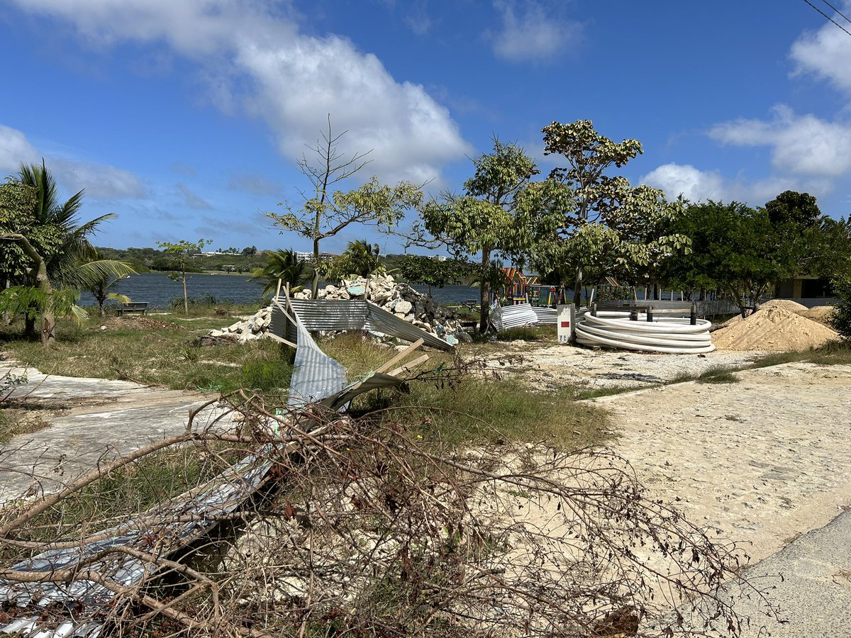 hmbaquero's tweet photo. El parque lineal - Lago del Cisne, Antigua Vía a Puerto Colombia - se había convertido en un ameno espacio de encuentro para la comunidad de @alcaldiaptocol 

Hoy está abandonado y sin dolientes. 👇👇👇

Urge recuperación de la vía y del espacio urbano. https://t.co/0y9Vc7UWHi