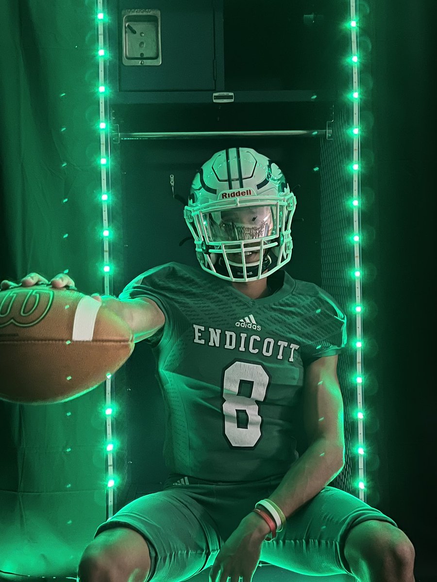 BurrisDominick's tweet photo. Had an amazing visit with Endicott college. @EndicottFB Beautiful campus and great people to be around. Thank you to @CoachSqualli  and @CoachMcGonagle for making me feel welcome. I am blessed to receive my first official roster spot offer! #BeachBall https://t.co/Ca9jYeKprR