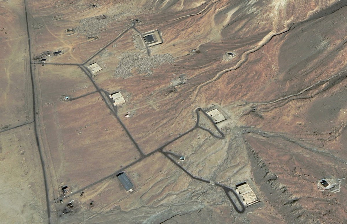 PakDefTeam's tweet photo. Between #Tangste and #Durbuk the whole region has turned into an #IndianArmy Cantonment that also comprises a Field Ammunition Depot (Bottom Left).
Most of Northern Command's XIV Corps is sitting in this region.
@Twi77zler https://t.co/wJmp4eOVI9