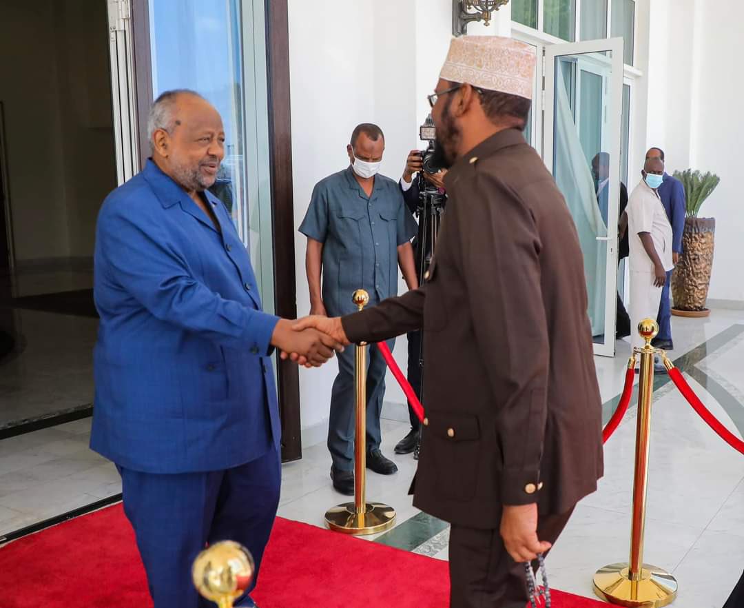 sahanonlinecom's tweet photo. Madaxweynaha Jabuuti oo qaabiley Axmed Madoobe. Waa labada hoggaamiye ee ugu mudada dheer madaxda Soomaalida
#Somalia. https://t.co/AzHUmfeWSO