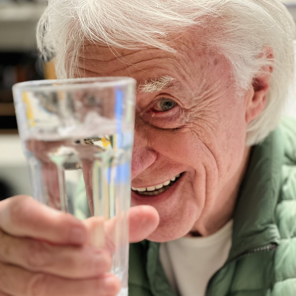 „Sturm im Wasserglas“
Bei meiner kürzlichen Antwort im Radio-Interview auf die Frage, ob ich einen Wunsch hätte, wollte ich sagen, dass wir weltweit aufstehen sollten, um ein Zeichen zu setzen gegen all die machtbesessenen Politiker, die unsere Welt und unsere Leben zerstören.