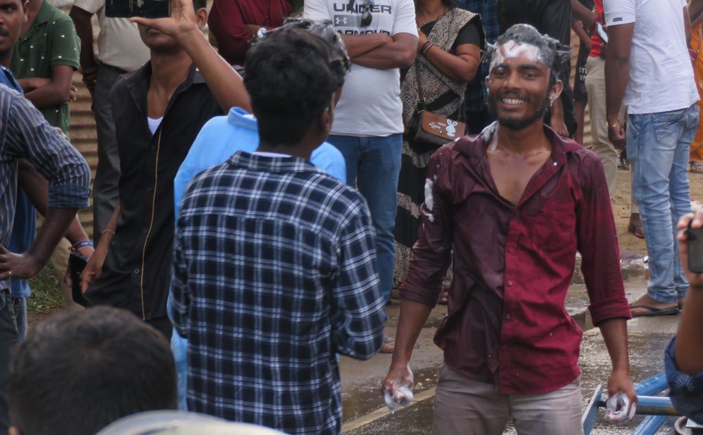 Thusi_Kumar's tweet image. When Sri Lankan police fired water cannons on a protest in Jaffna today…

The Tamils pulled out shampoo.

You’ve got to love the defiance.

#srilanka #tamil #eelam