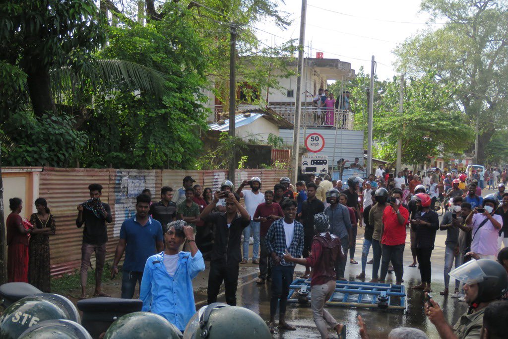 Thusi_Kumar's tweet image. When Sri Lankan police fired water cannons on a protest in Jaffna today…

The Tamils pulled out shampoo.

You’ve got to love the defiance.

#srilanka #tamil #eelam
