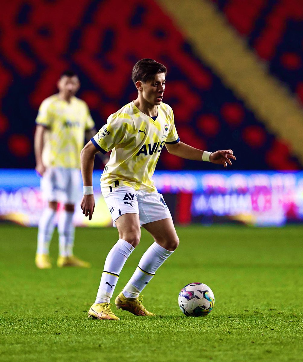 Kısa sürede bile; o eskilerde kalan saf futbol keyfini verdi. Top ayağına öyle bir yakışıyor, öyle bir zeka ile oynuyor ki, futbolu seven insanın yüzüne gülümseme eklenmemesi imkansız. Üstelik liderlik özellikleri ve oyunu yönetişi yine sahaya yansıdı. 
Arda Güler 🧿