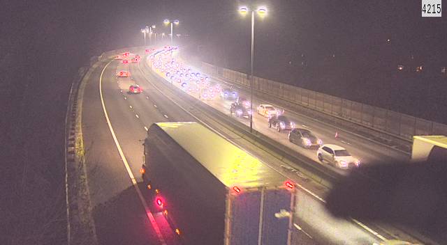 TrafficWalesS's tweet photo. Good evening!👋
⚠️ Update ⚠️
#M4 westbound J25 #Caerleon - J25A #GrovePark | Lane 1 and 2 remain closed. ⛔
Heavy congestion in the area, which has now extended to J24 #Coldra. 🚘
Please plan ahead and allow extra time for your journey.⌚ https://t.co/ay1oupiTo9