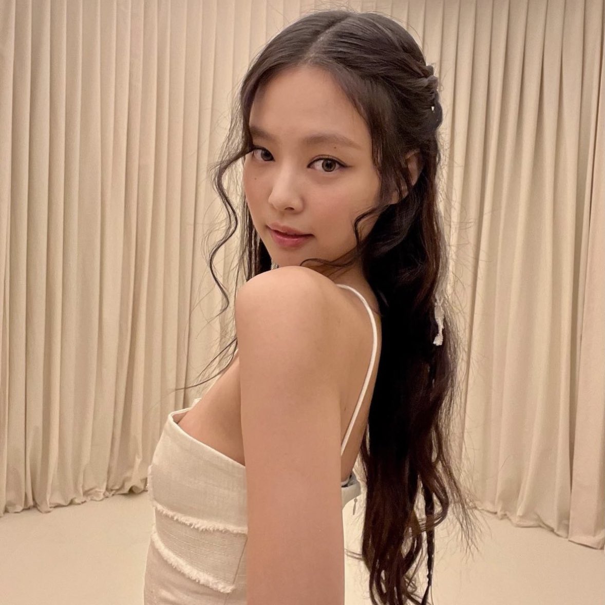 BLINKVotingPage's tweet photo. Feliz Cumpleaños a mi querida Jendeukie🥹 una de las personas que me ha iluminado la vida tantísimo. Una mujer súper talentosa, inspiradora, y llena de confianza y poder. Siempre te amaremos reina👑🤍!

JENNIE RUBY JANE DAY
#TheIconJENNIEDay
#오늘생일인_걔가_나야_제니 
@BLACKPINK https://t.co/FE1j7F9yJm