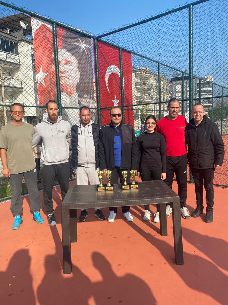 S_AtakanDuran's tweet photo. SMA Savaşçısı evladımız Mehmet Ayaz için Nazım Çulcu Parkı Yeni Tenis Kortlarında düzenlediğimiz tenis turnuvasında dereceye giren sporculara ödüllerini takdim ettik.

Turnuvamıza katılarak evladımıza destek olan kıymetli sporcularımıza teşekkür ederiz.

@AyazEle #sma https://t.co/7VKH6xqQmk