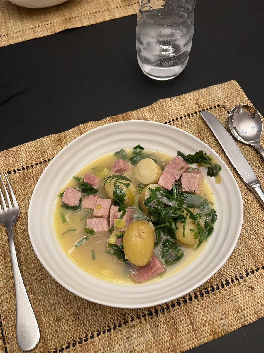 alk_info's tweet photo. Toujours inspiré par @DianaHenryFood,@FelicityCloake et @lickedspoon, le dîner de ce soir est ma version du plat de @jamesmartinchef : soupe au jambon, pommes de terre et herbes.
#sunday #dinner #ALKHQ #yummy #simpleanddelicious #inspiration #langtwt https://t.co/nZYILAI6zP