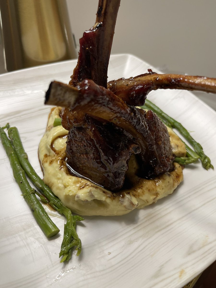 McHAPPY__Pants's tweet image. Dinner tonight : sweet heat balsamic glazed lamb chops with asparagus and baby red skin mashed potatoes … He cooks don’t worry 😉#dinner #icook
