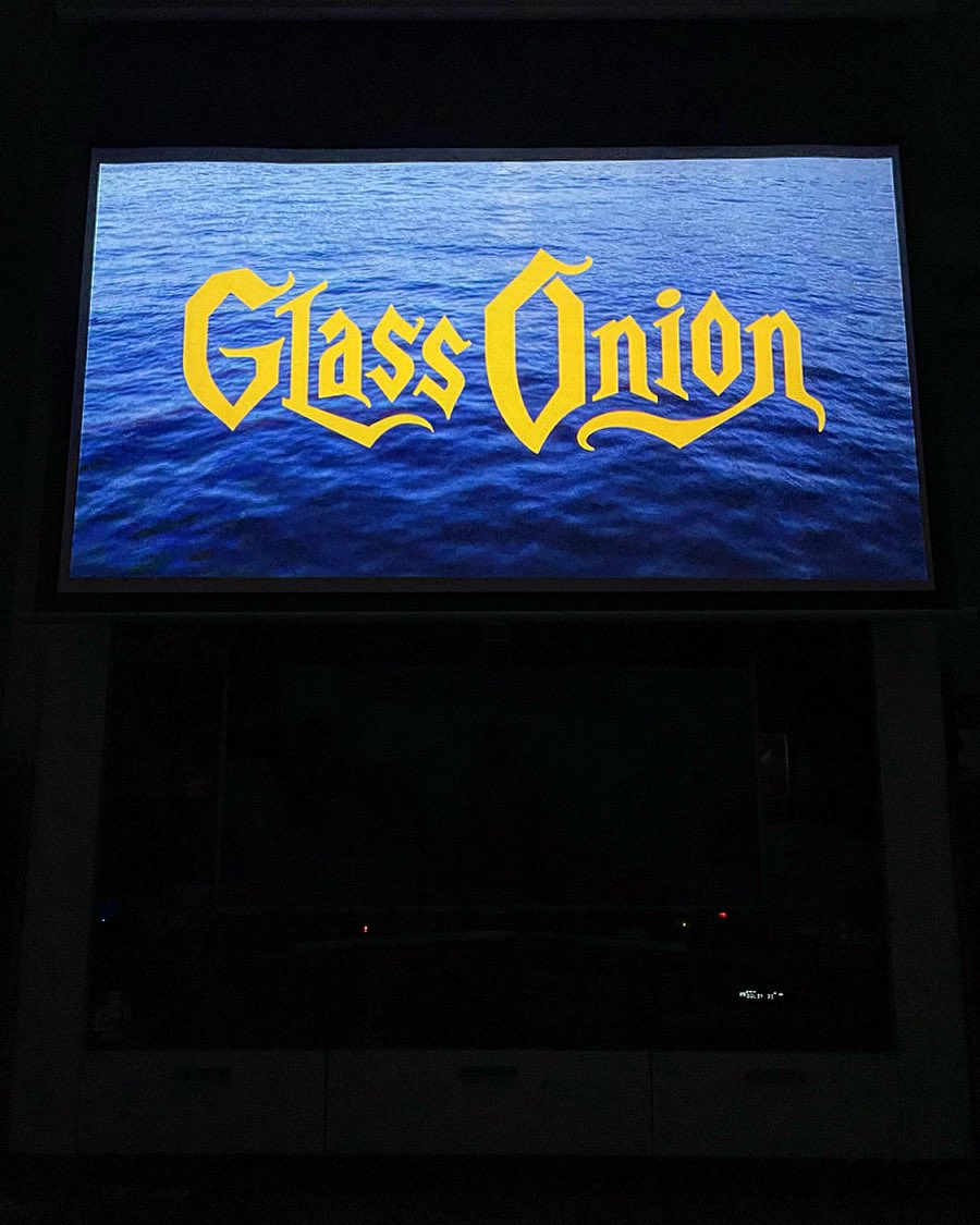 DANIELRIEU's tweet photo. #glassonion @knivesout #cinemaalamaison on my #orayscreen #80inchscreen @orayencoulisses @acer #acerk130 #acerprojector #homecinema #homemoviescreen #hometheatre #DanielCraig @danielcraigofflcial_ #janellemonae @janellemonae #edwardnorton @edwardnortonofficial https://t.co/SJvbYVi2AL