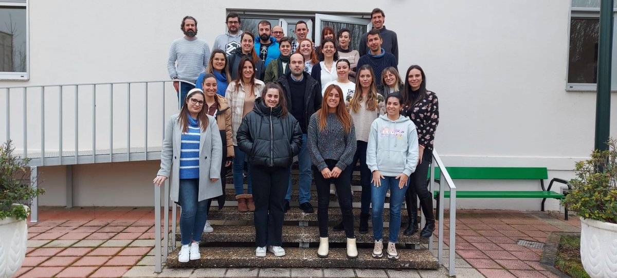 etnorte's tweet photo. Este fin de semana nos reunimos los profesores noveles para reflexionar juntos sobre nuestra labor educativa a la luz del carisma que Vicente y Luisa nos legaron. La escuela vicenciana tiene una razón de ser: evangelizar educando
#colegiosHHCC 
#SaberMasParaServirMejor https://t.co/pMP9Oke3iF