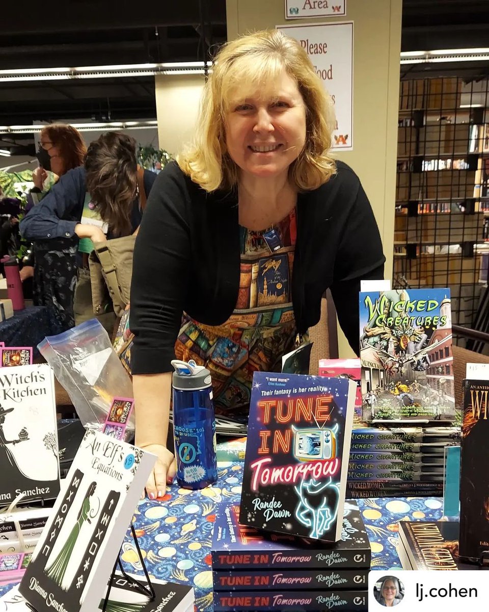 randeedawn's tweet photo. Come find me at @arisia! I am reading tonight at 5:30 in Marina 1 β or at the @BroadUniverse table in the Dealerβs room from 3-5! Get a #BetheMango pin with purchase of βTune in Tomorrowβ! #fantasy #books https://t.co/CGnHbBTwQd
