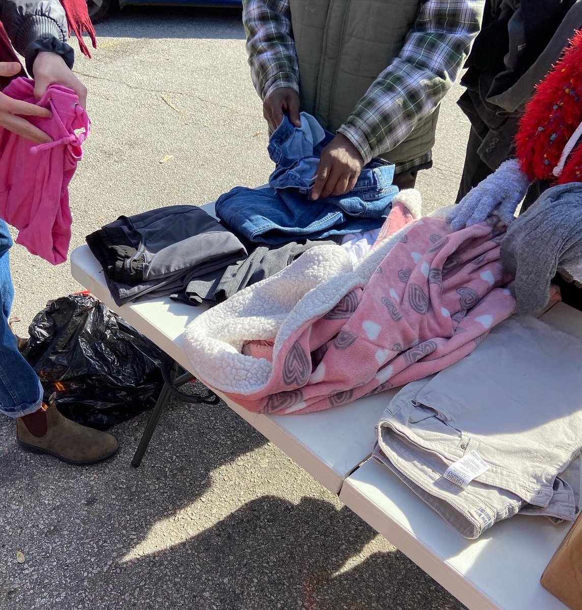 Colapplprograms's tweet image. We had a great time at Finlay Park today, where we handed out Potato Soup, Mac &amp;amp; Cheese, sweets, a few sandwiches, coffee and hot tea. We also gave out some clothing to our neighbors as well.

Interesting in helping out or donating items? Send us a DM!