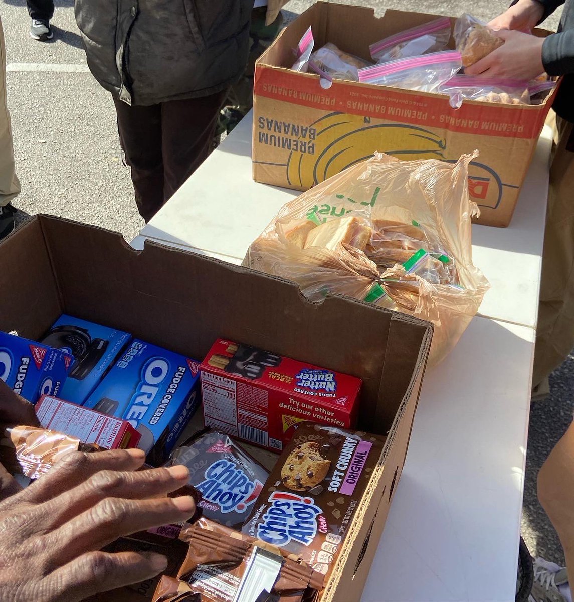 Colapplprograms's tweet image. We had a great time at Finlay Park today, where we handed out Potato Soup, Mac &amp;amp; Cheese, sweets, a few sandwiches, coffee and hot tea. We also gave out some clothing to our neighbors as well.

Interesting in helping out or donating items? Send us a DM!