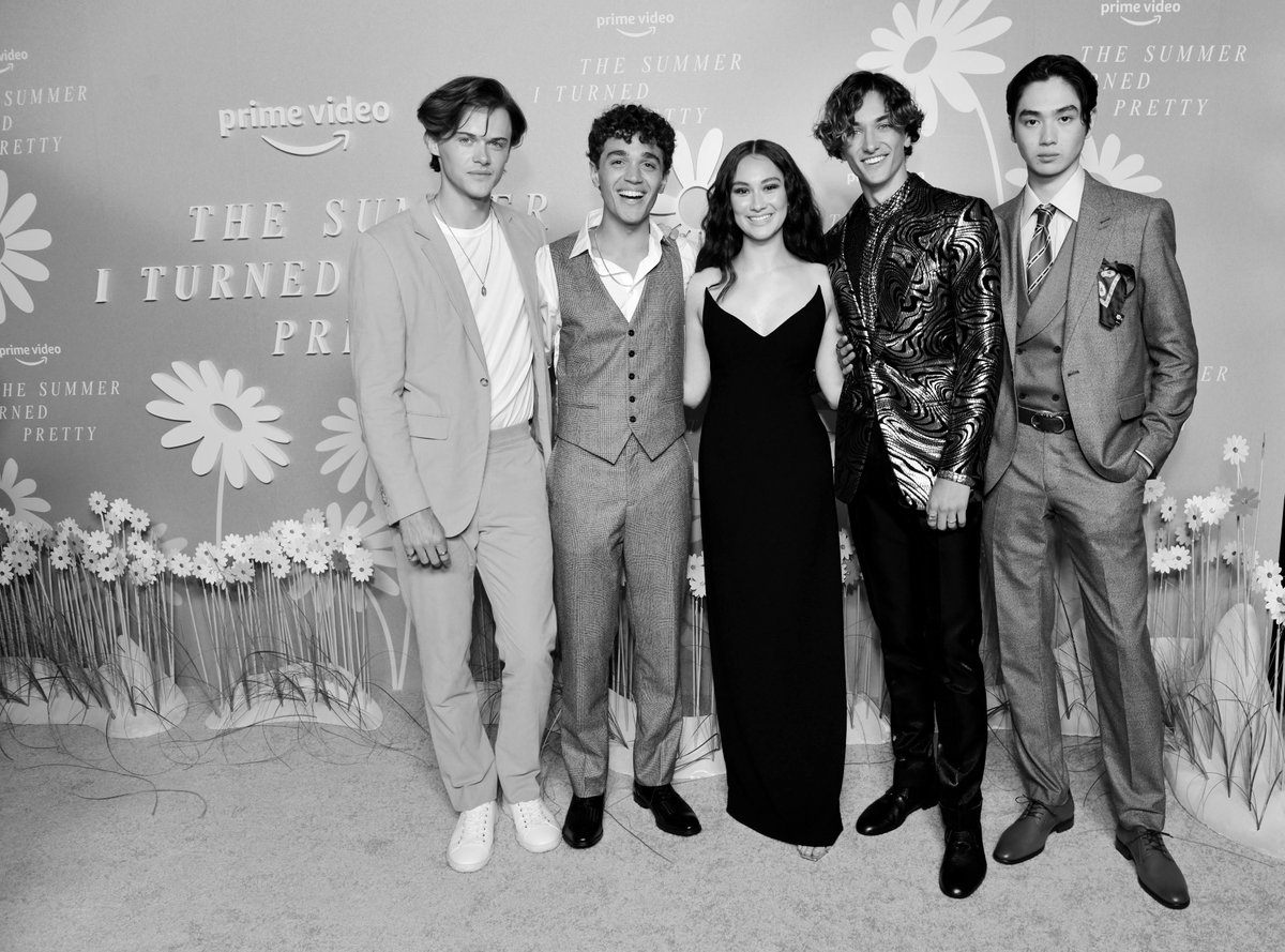 BestofTSITP's tweet photo. Lola and her boys 😏 #thesummeriturnedpretty #TSITP https://t.co/ZeLdC7tEhL