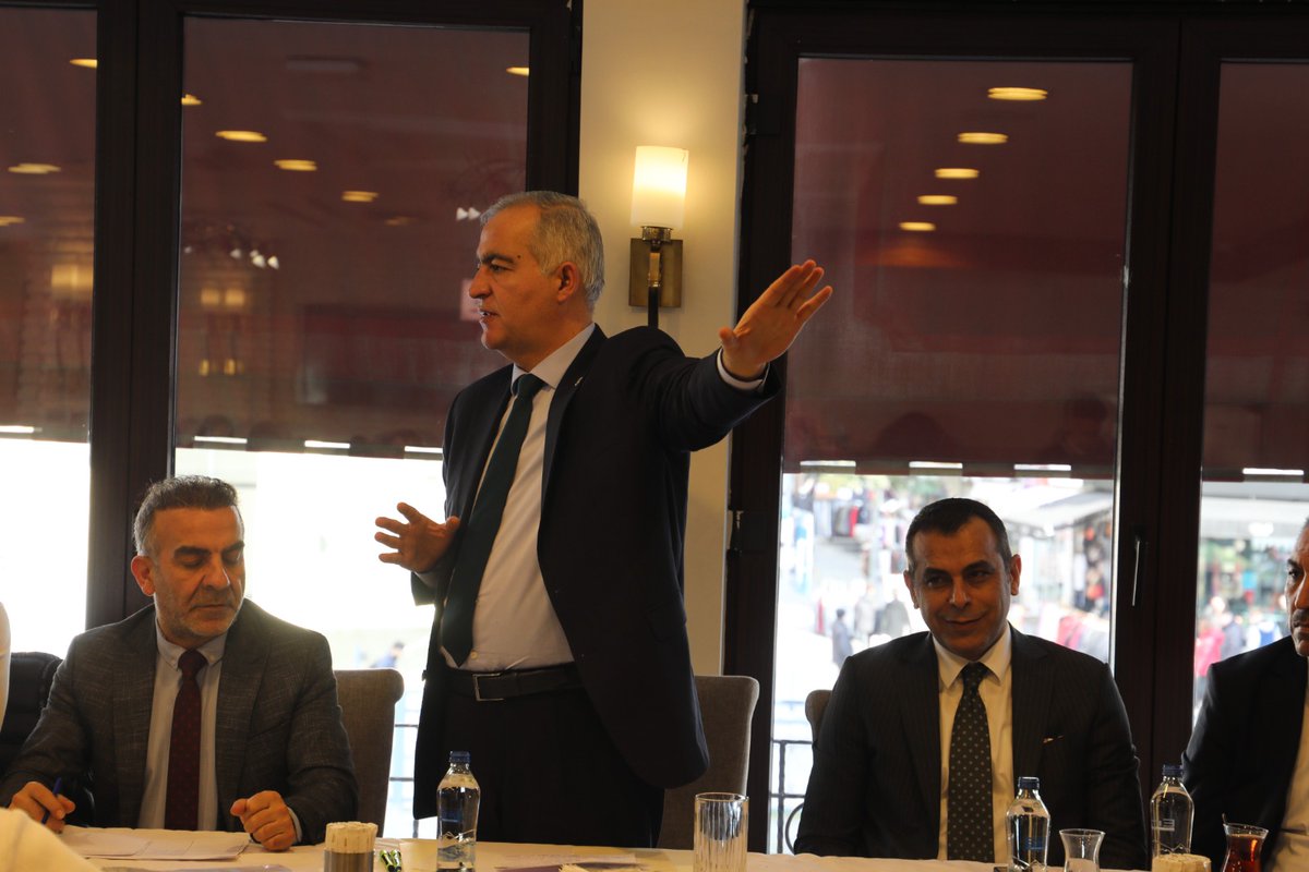 ismailerguness's tweet photo. Hatay Dernekler Federasyonu’nun tertip ettiği üniversite öğrencilerimizle buluşma programında Hataylı gençlerimizle biraraya geldik.  
Gençlerimizi dinledik,notlarımızı aldık. Hedeflerimizi,umutlarımızı  ve cesaretimizi takviye ve idame ettiren gençlerimize teşekkür ediyorum. https://t.co/hyw5QUWT23