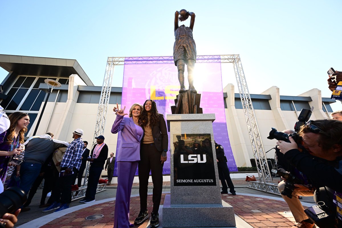 Got Seimone her statue 💜🤍💛

#ForeverLSU