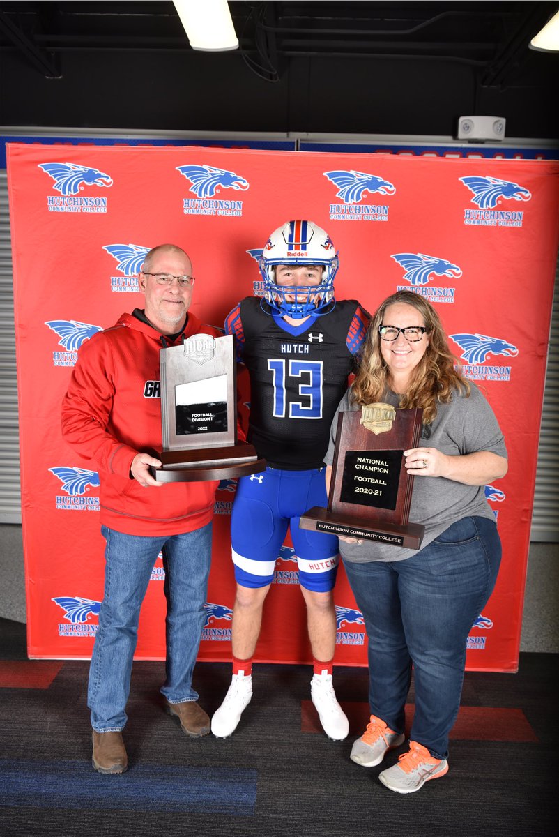 MathewMoeder's tweet photo. Had a great visit to Hutchinson C.C.! Thank you to @BlueDragonsFB, @BallcoachKrause, @CoachOmli, @CoachDrewDallas for having me out! #HutchFactory https://t.co/hRbEJmK3st