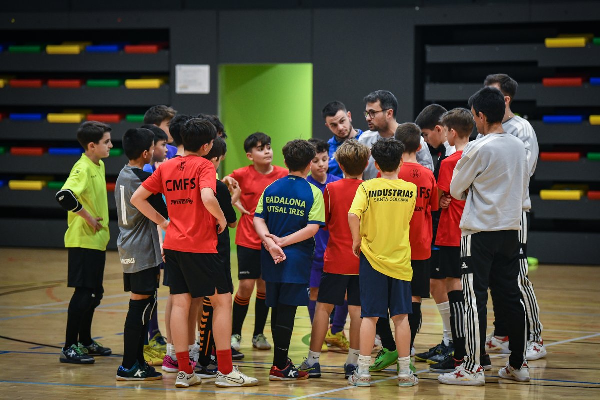 FCF_CAT's tweet photo. 🟡🔴 Les Seleccions Catalanes Infantil i Aleví masculí de futbol sala no s’aturen
🔗 Més a https://t.co/7IUYeFXnQb
#SeleccionsCatalanesFS #AlevíFS #InfantilFS https://t.co/j9BrDUZ5Ur