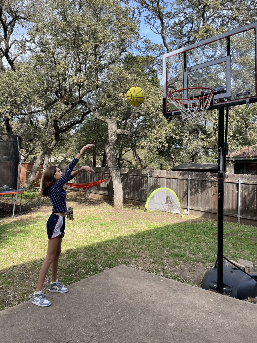optiMOMzation's tweet photo. Showing off her new skills from @DribbleUp in a very heated family game of HORSE. https://t.co/YB6qOyL5IG