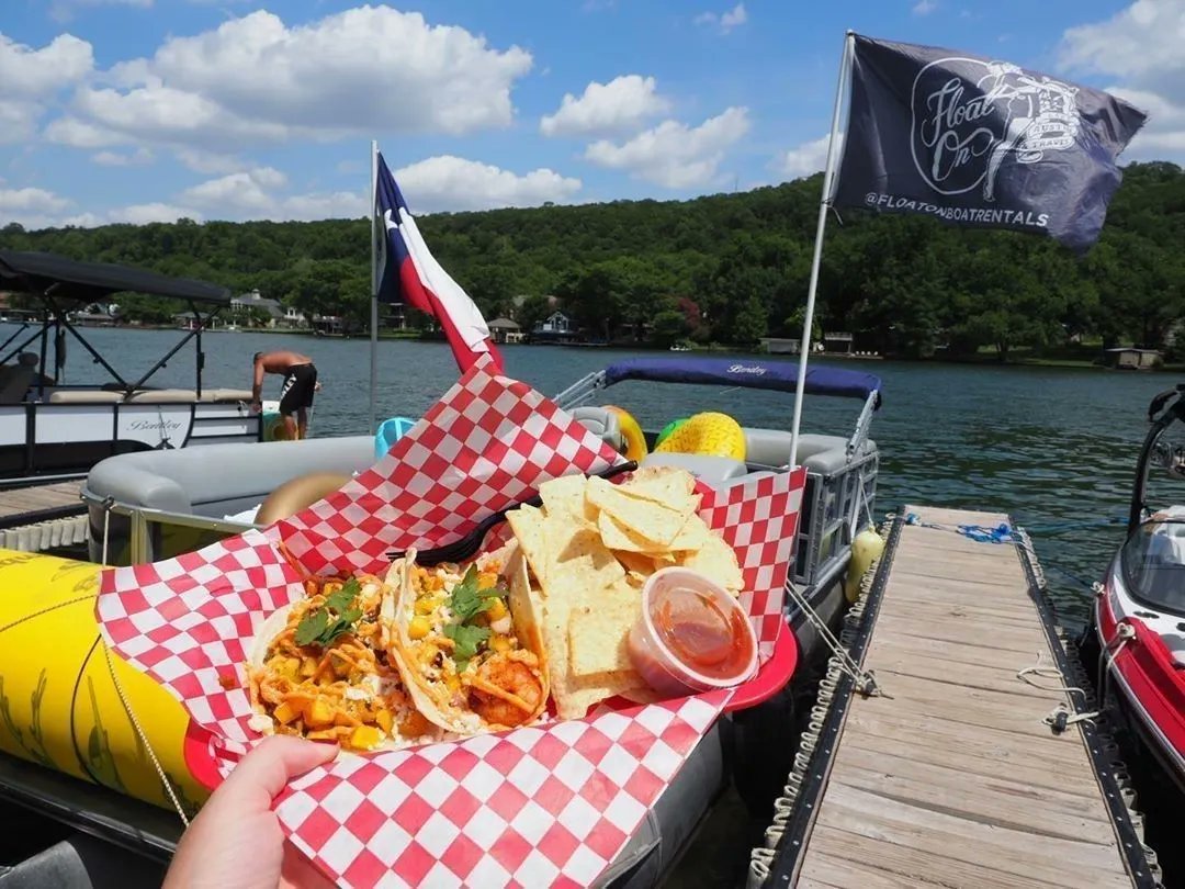 FloatOnRentals's tweet photo. We love stoping for some snacks on Lake Austin at Ski Shores! 

What’s your favorite lake treat? 

📸 @skishores https://t.co/VOmCYSbzZS