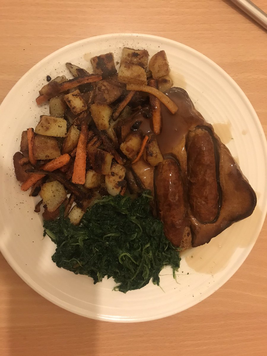 ChrisyB67's tweet photo. Its dinner time,Toad in the hole😋 ,sautéed potatoes😋carrot batons 😋 &amp; boiled spinach😋 here fcuking go,💪🏻👌🏻🍀🇮🇪💚🤍🧡 https://t.co/44PeUGkm2b