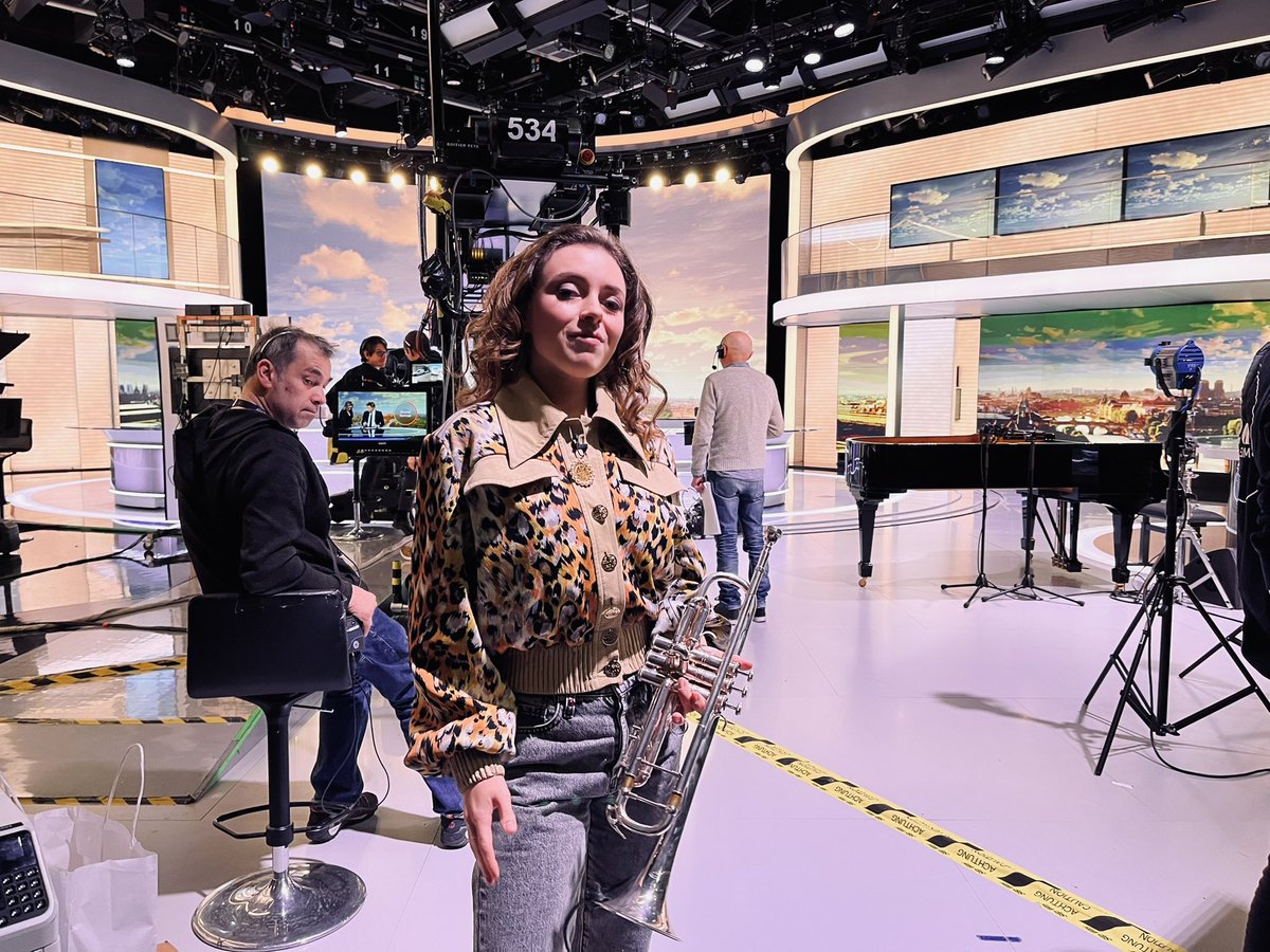 20h30_france2's tweet photo. 🎥 Rdv avec nos invitées @#KristinScottThomas @Golshifteh @lucienne_RV dans #20h30ledimanche ! 
C’est maintenant avec @LaurentDelahous sur @France2tv https://t.co/4rdeaWuGg9