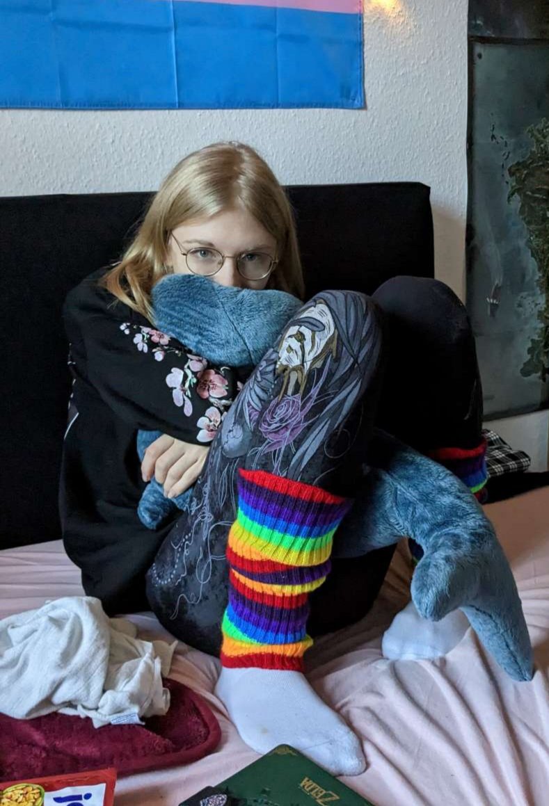 Lena 🌸 🌺 🏳️‍⚧️ on Twitter "Would you cuddle this girl like she cuddles