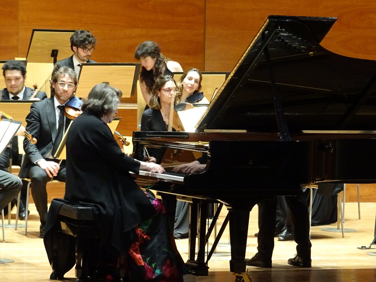 paerialleida's tweet photo. 🎵 L’@AuditoriEG acull aquesta tarda la #música de la pianista internacional @ElisabethLeonskaja amb la @fschubertfilh
🎶 El repertori inclou un #concert de #Mozart, una #simfonia de #Schubert i l’estrena de “Meeresstille” de @JoanMagrane
#cultura #piano @cultura_lleida #Lleida https://t.co/xBJfWmGuu8