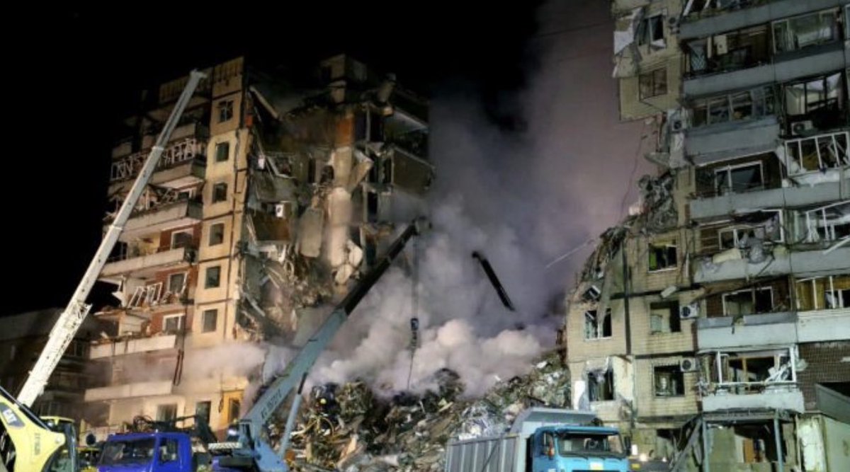 olliecarroll's tweet image. News from Dnipro apt block: 30+ people dead, another 30 missing. In address recorded in Russian, Zelensky turned to Russians: “Your cowardly silence…  will end only with the terrorists coming for you. Evil senses cowardice, evil remembers who feared it, who tried to do a trade.”